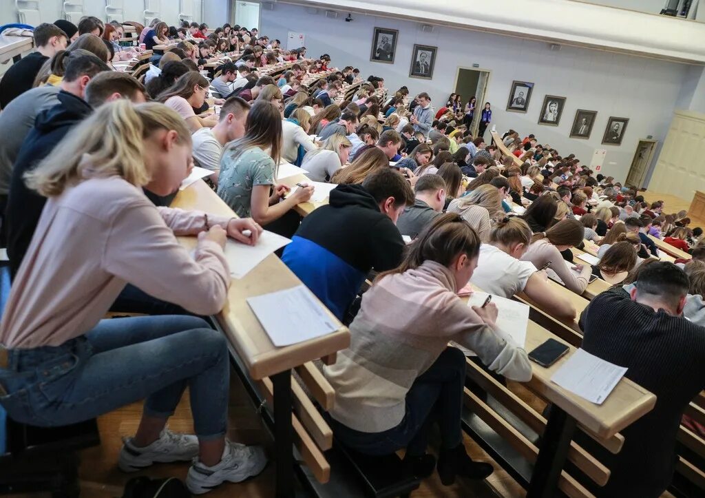 Гениальные студенты юрфака поборются. Вуз. Студент юрист. Студенты в вузе. Юриспруденция студенты.