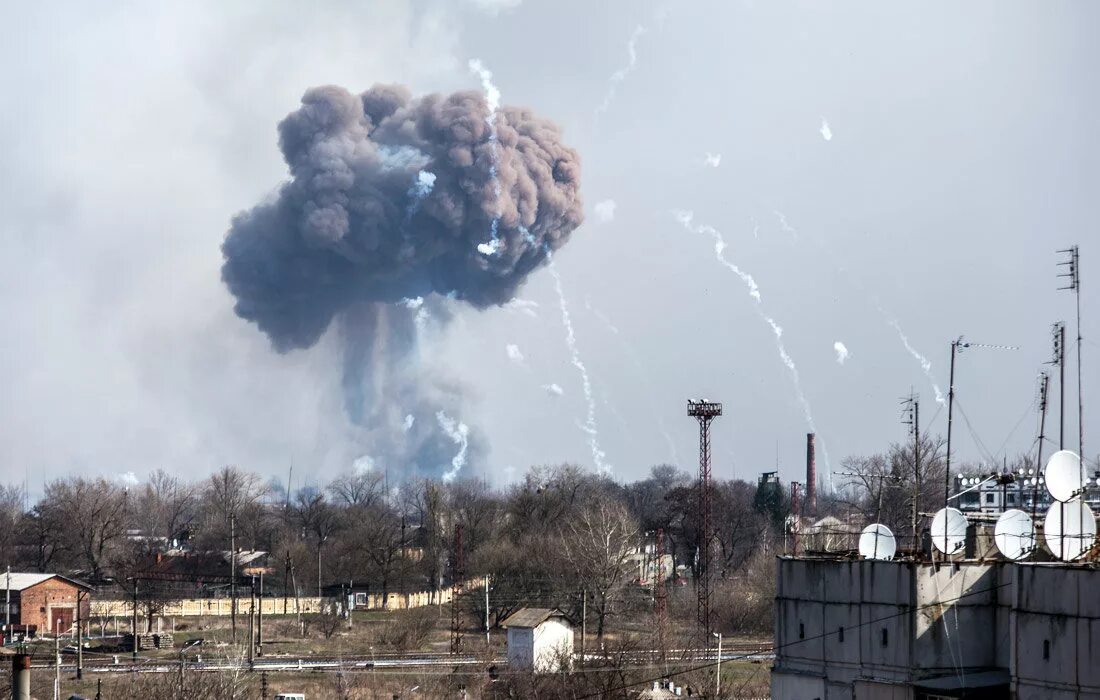 Удар по энгельсу сегодня. Пожар на складе боеприпасов в Балаклее. Пожар на военном складе в г. Балаклея. Взрыв Балаклея Балаклея на складе. Балаклея взрыв склада.