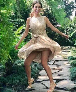Ingrid Coronado enseña de más al levantarse el vestido y rompe el Internet.