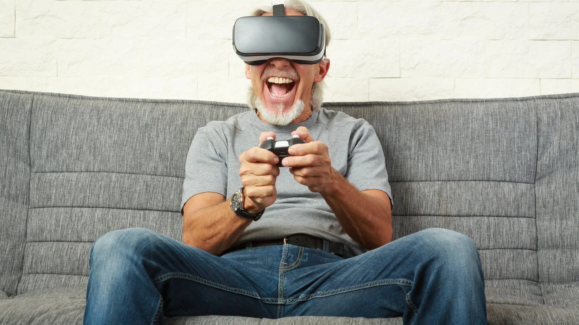 Over 3 million. Человек на диване играет. Игры на диване. Человек на стуле в VR. Мужчина в виртуальных очках на диване.