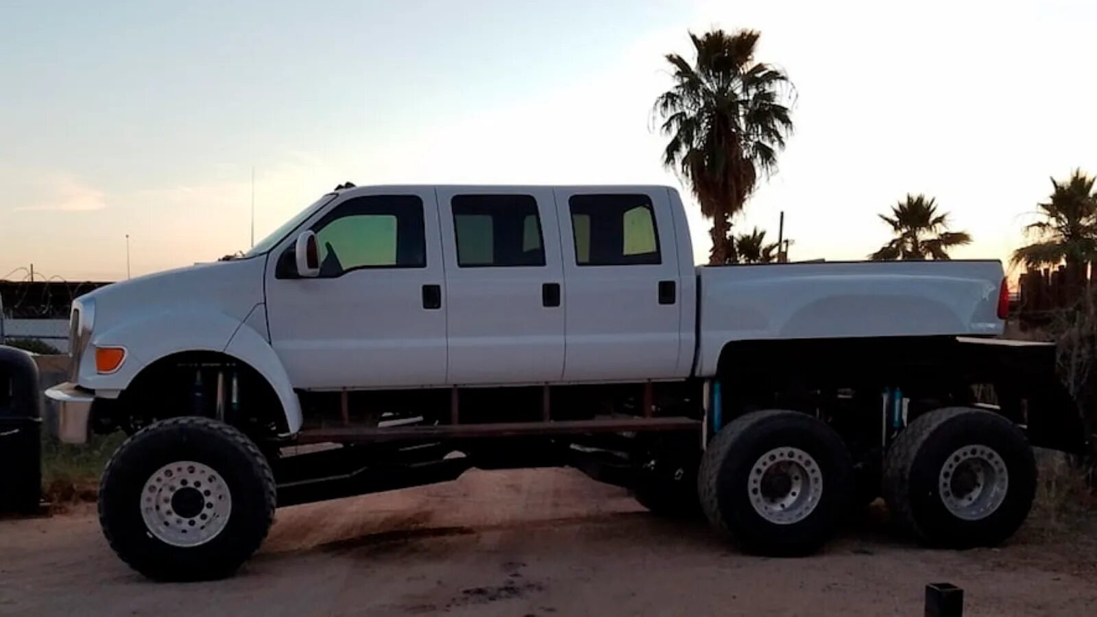 Пикап трое. Ford f650 6x6. Ford f650 пикап. 2004 Ford f-650. Ford f650 Raptor.