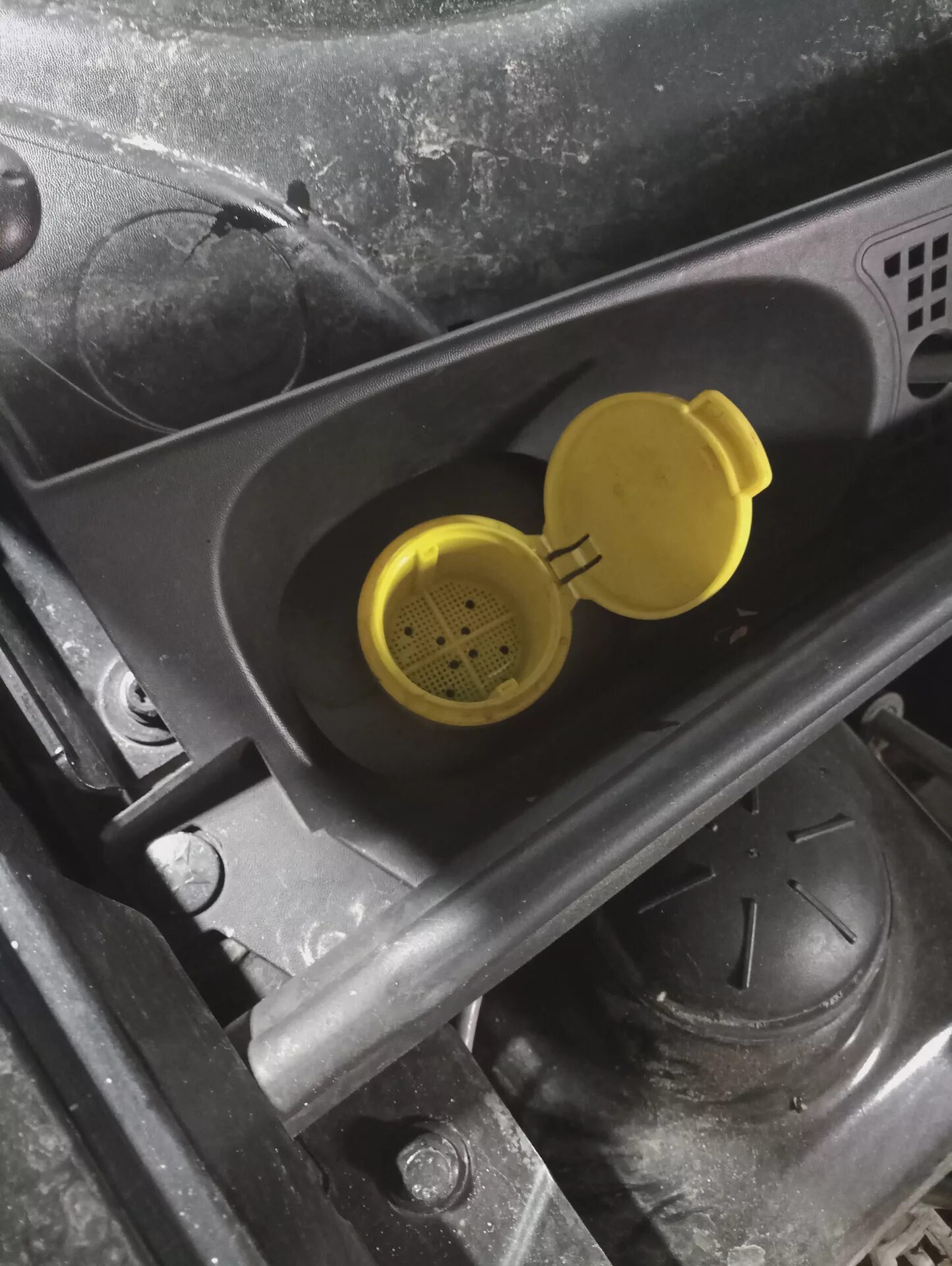 Бак для омывайки рено логан 2. Бак для омывайки рено логан 2. Бачок омывателя рено логан 2. Бачок омывателя сандеро 2. Омывайка рено логан.