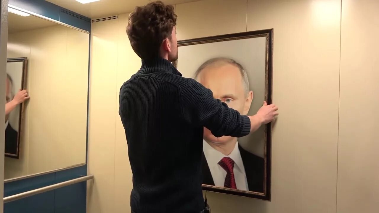 Повесить сотрудника. ПРАНК портрет Путина в лифте. Портрет Путина в лифте видео. Портрет Путина в подъезде.