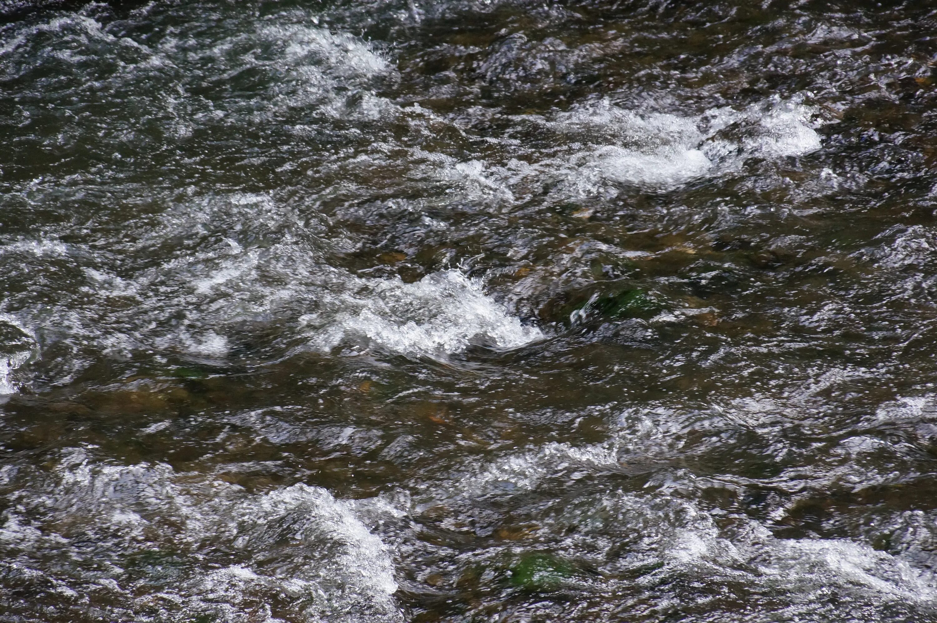 Неспокойными потоками воды. Вода река. Текущая вода. Течение воды. Сильное течение реки.