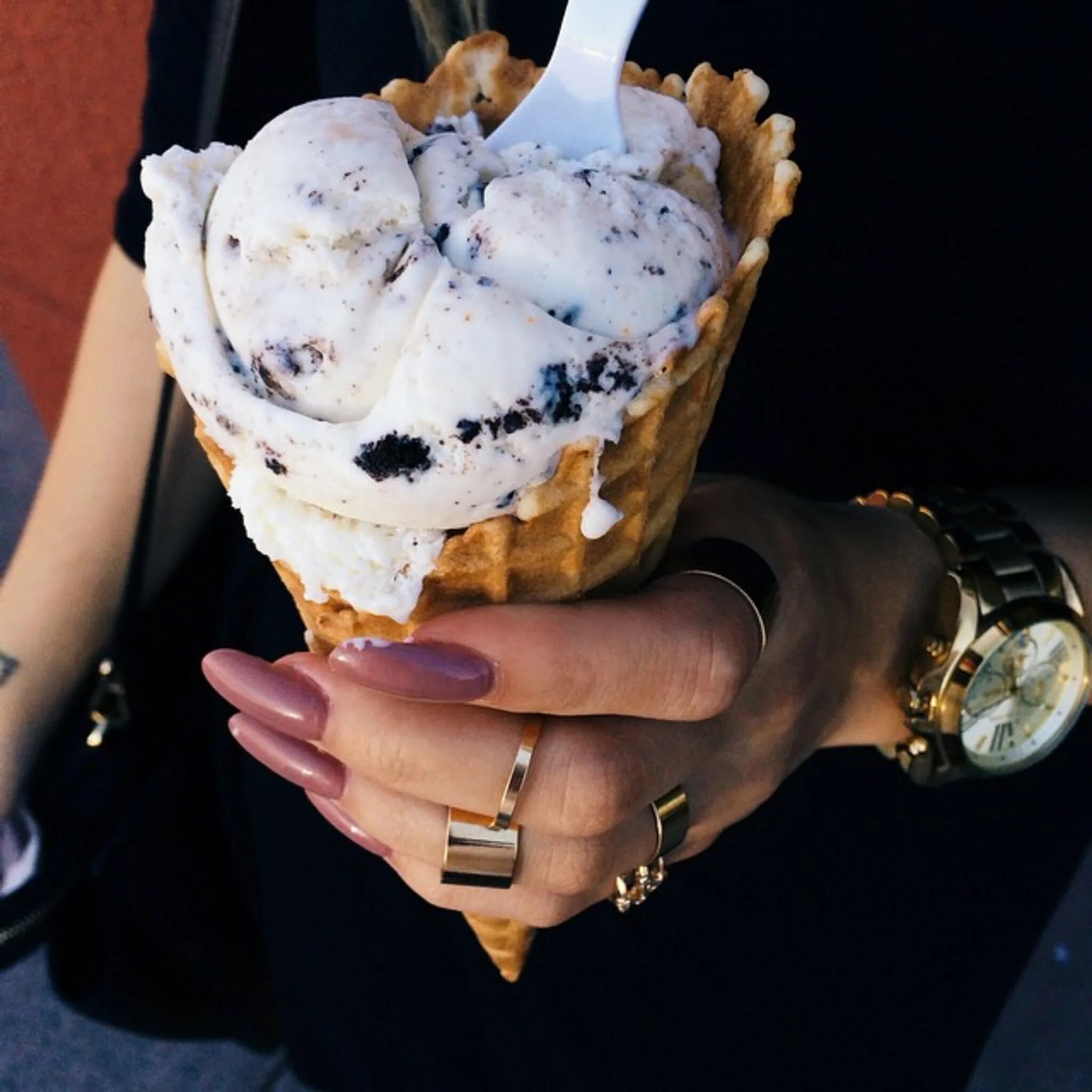 Вечернее мороженое. Мороженое в руке. Мороженое в руке у девушки. Девушка с мороженым в руке. Красивое мороженое в руках.