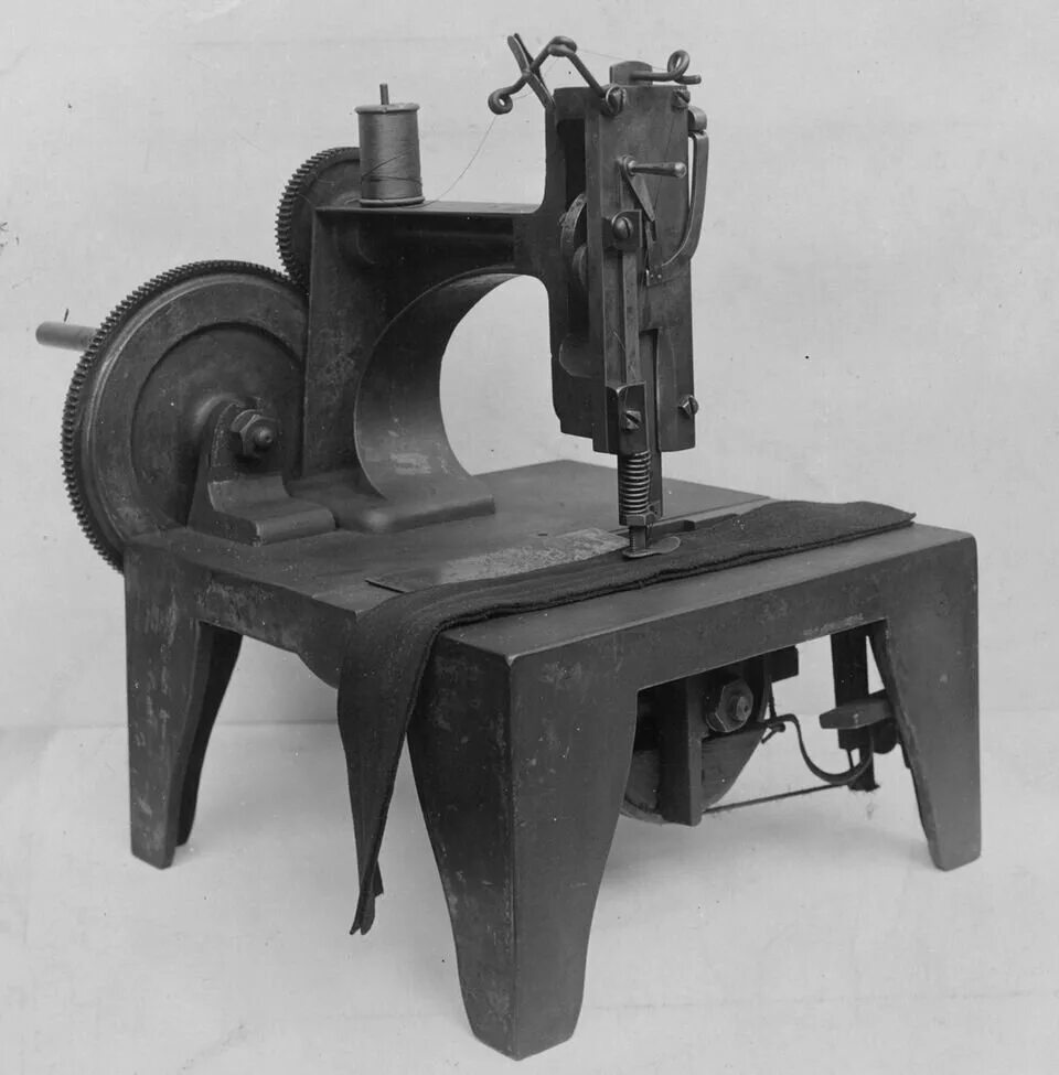 Проект швейная машинка. Первая швейная машинка Зингер. Самая первая швейная машинка Зингер. Зингер 1851. Швейная машинка Singer Зингер.