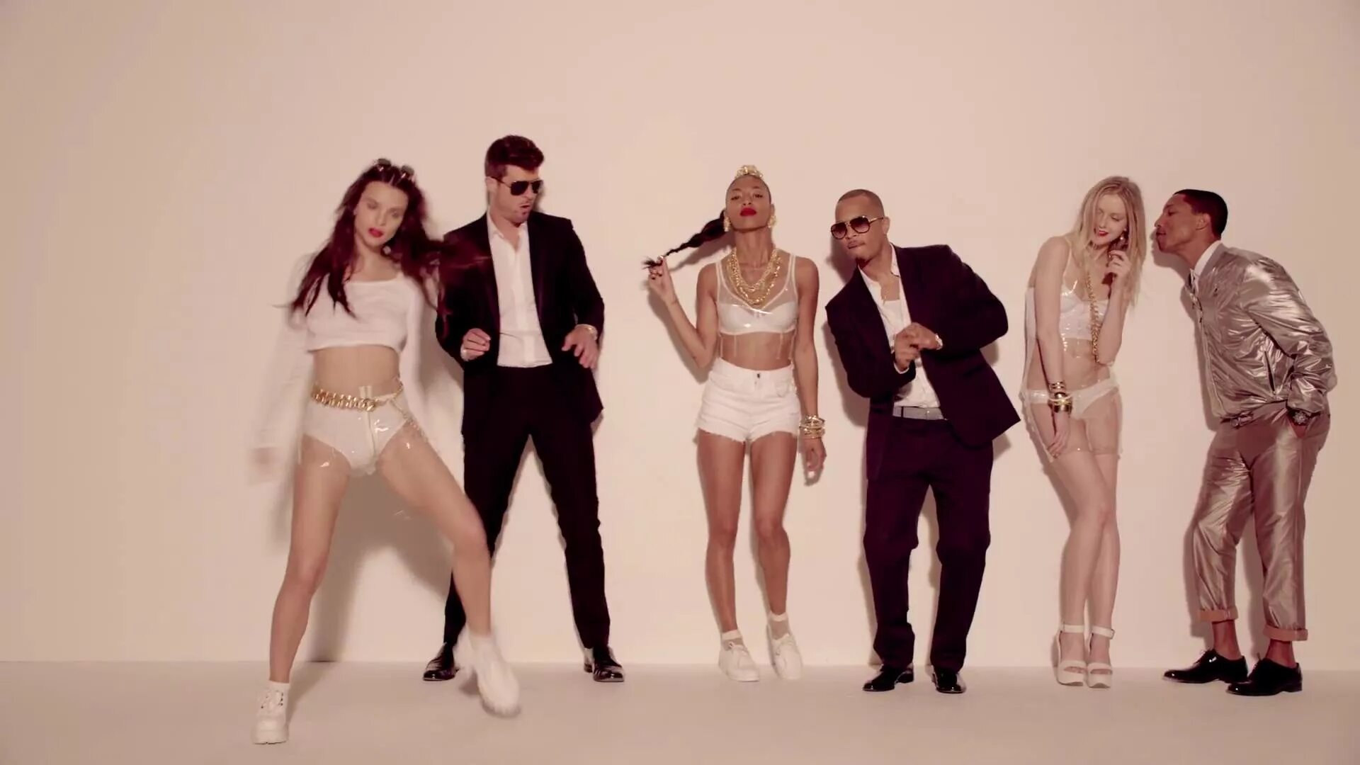 Blurred lines. Robin Thicke blurred lines ft. T.I., Pharrell. Pharrell Williams feat Robin Thicke. Робин тик blurred lines. Английские песни поет мужик