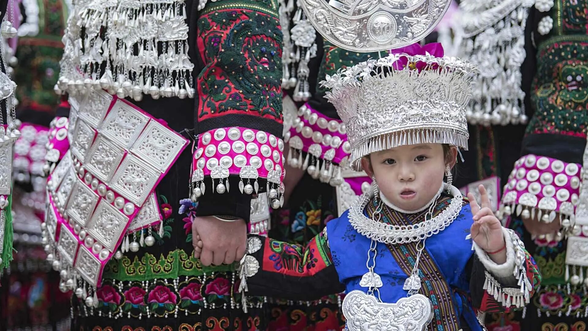 Мяо сарапул. Народ дун китай. мяо мяо. народ мяо китай. туцзя народ в китае.