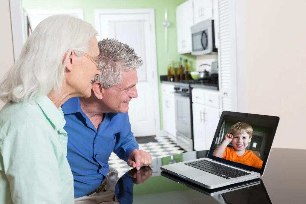 Видеосвязь с родителями. Пенсионеры в интернете. Общение с родственниками через интернет. Пенсионеры с родственниками.