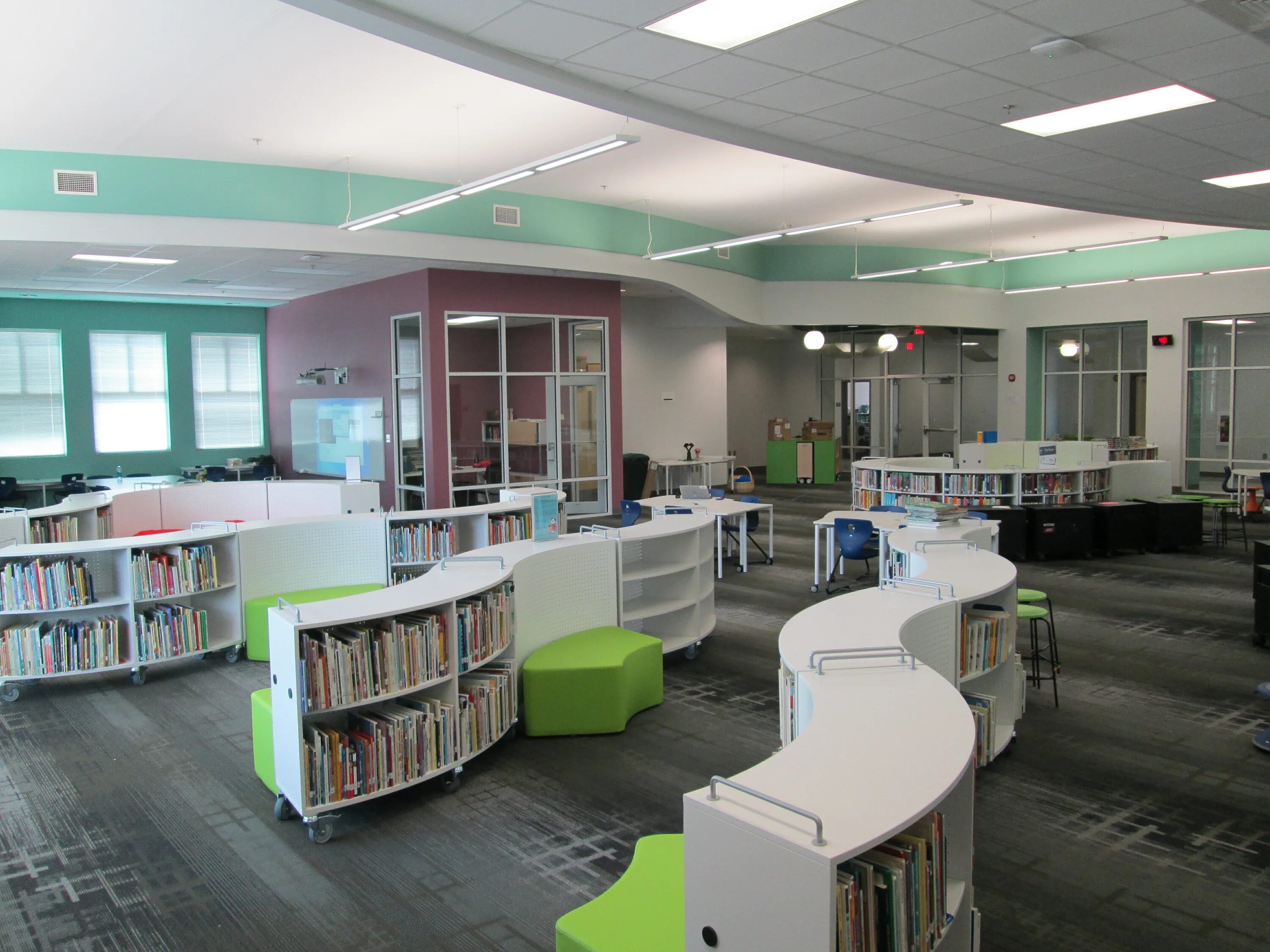 Часть библиотеки 5. Новый дизайн библиотек. Гугл библиотека. Интерьер библиотеки в школе маленькой. Интерьер школьной библиотеки фото.
