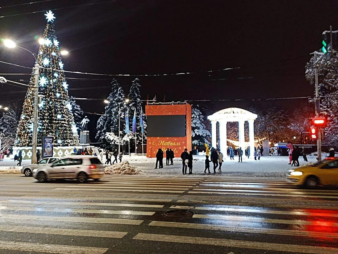 4 декабря ростов на дону. Новогодняя ночь. Новый год на площади Ростов. Новогодний ночной город. С Рождеством 24 декабря.