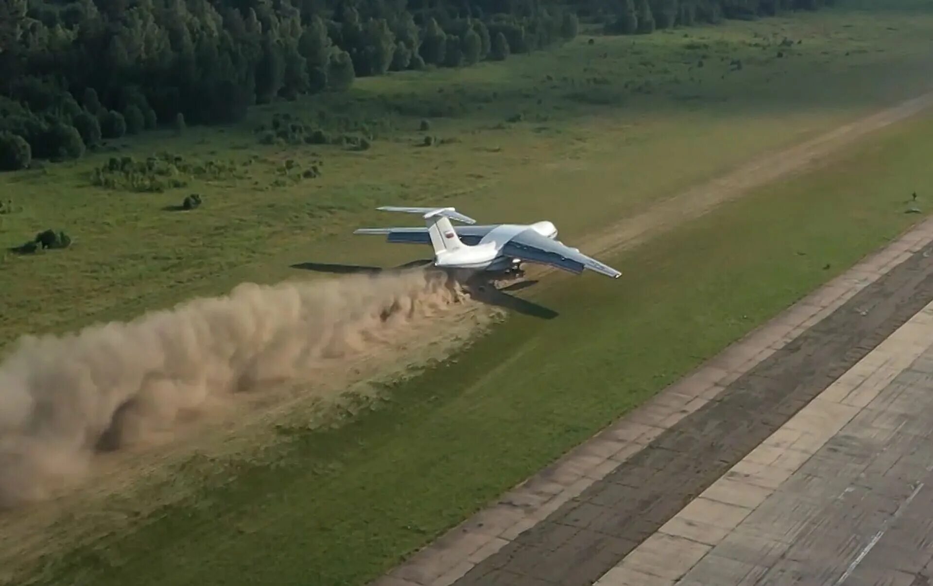 Видео 76. Ил-76 взлет с грунта. Самолёт ил 76 на взлёт. Ил 76 на аэродроме. Ил 76 МД.