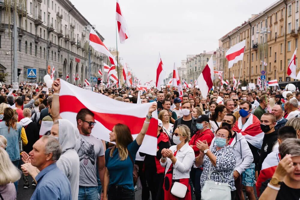 Белорусы в Европе. Революция в Беларуси. Цветная революция Беларусь 2020. БЧБ. Митинг флага