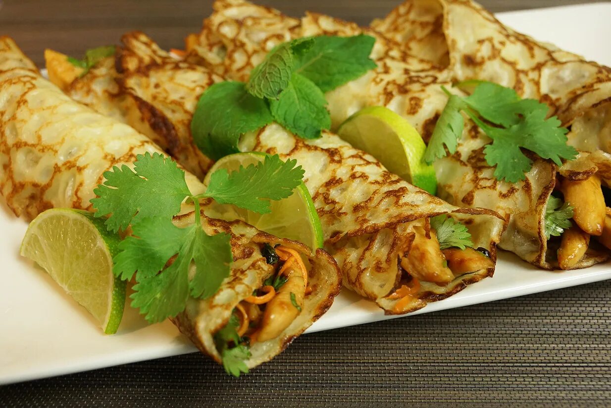 Блинчики с куриным фаршем. Курица фаршированная блинами. фаршированные блинчики с курицей. блин с курицей и овощами. блины фаршированные овощами.