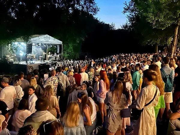 Музыкальный фестиваль «джаз на пруду». Джаз на пруду липецк 2024. Не только джаз на пруду 2024. Джаз на пруду 2024 липецк. Трио бэнд.