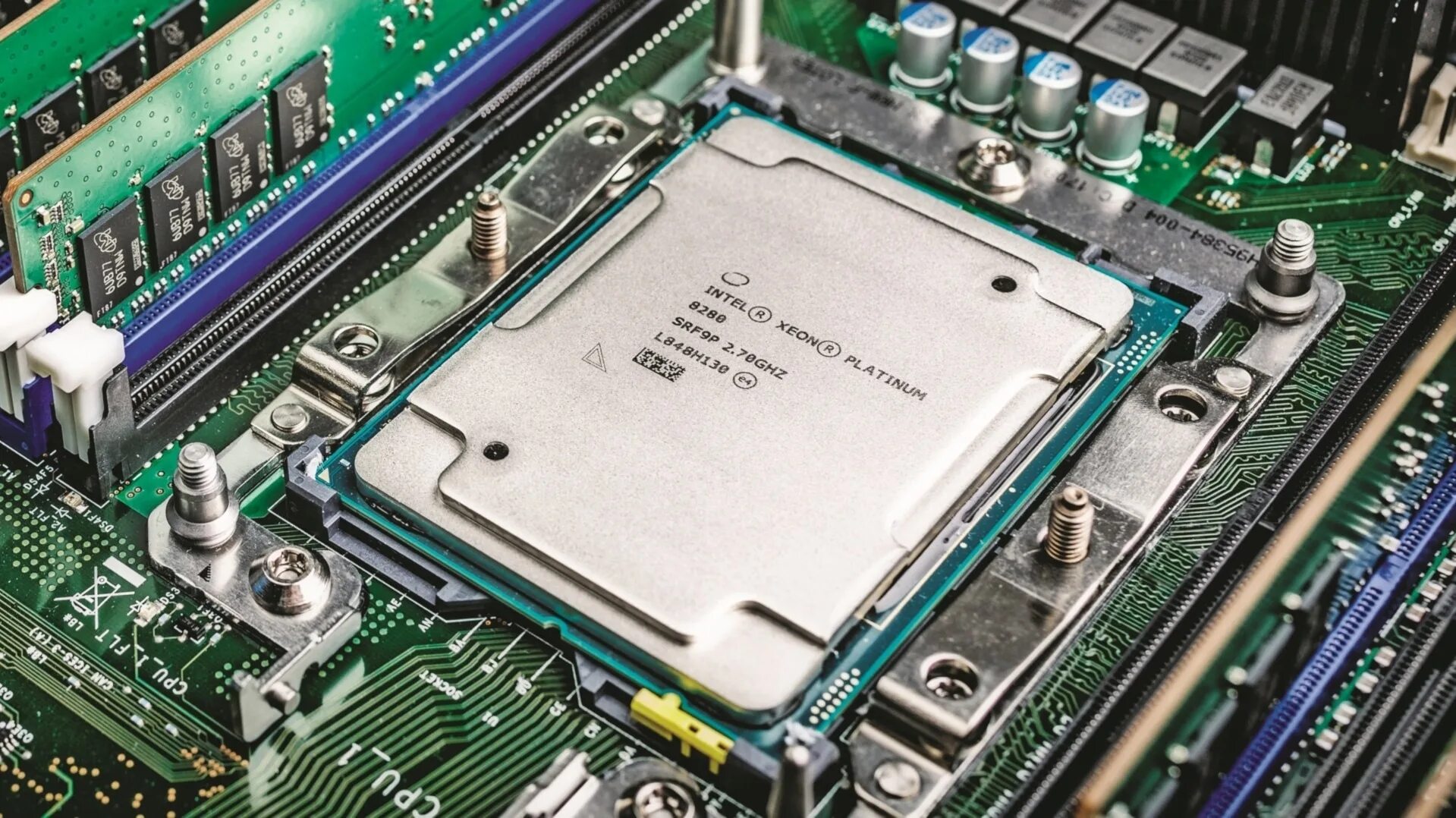 Intel platinum. Intel ксеон серверный процессор. Xeon Platinum 8284. Intel LGA 7529. Серверный процессор Intel Xeon Platinum 8380hl.