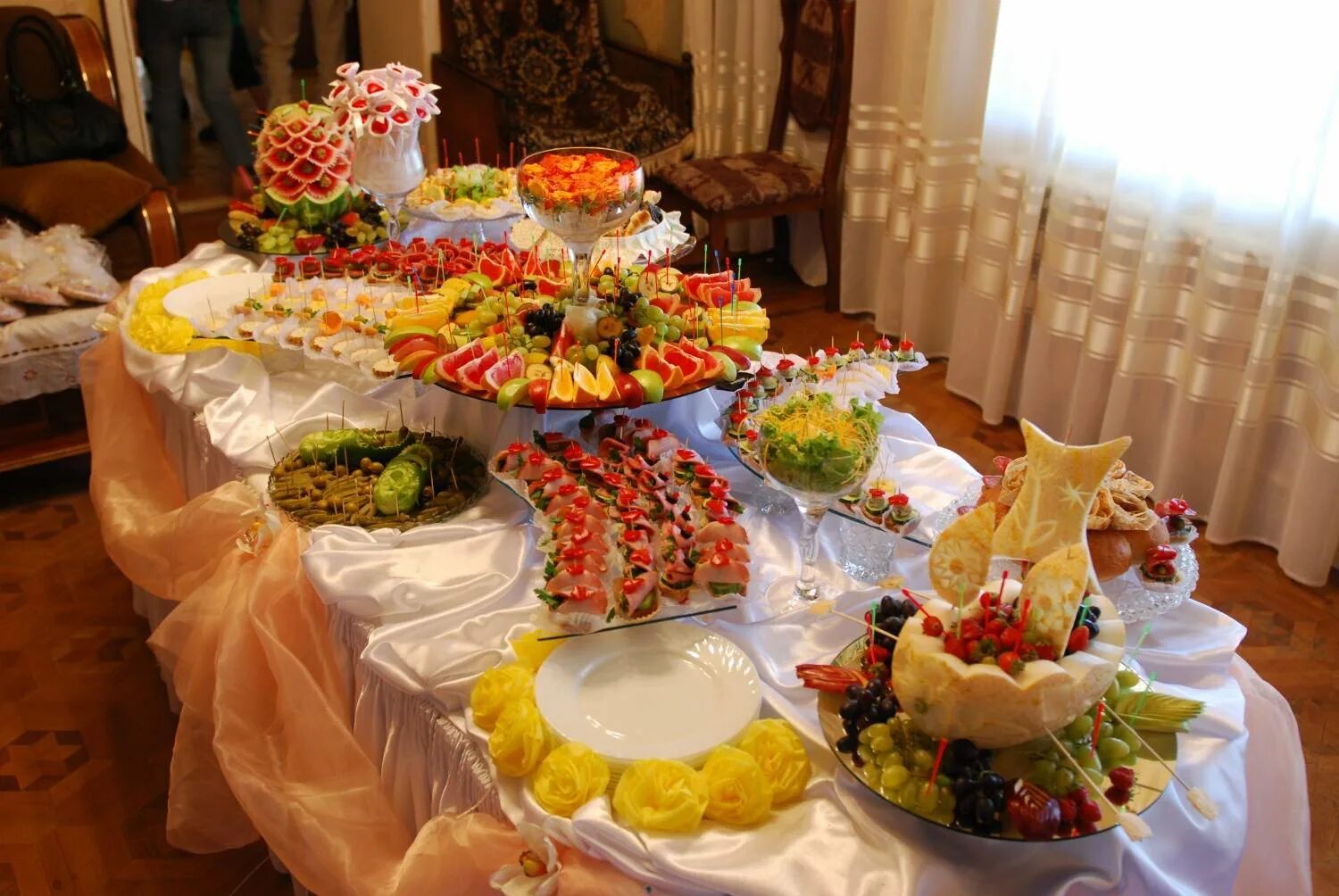Красивый праздничный стол. Красивый стол на день рождения. Свадебный стол с едой. Свадебный фуршетный стол. Столы накрыты текст