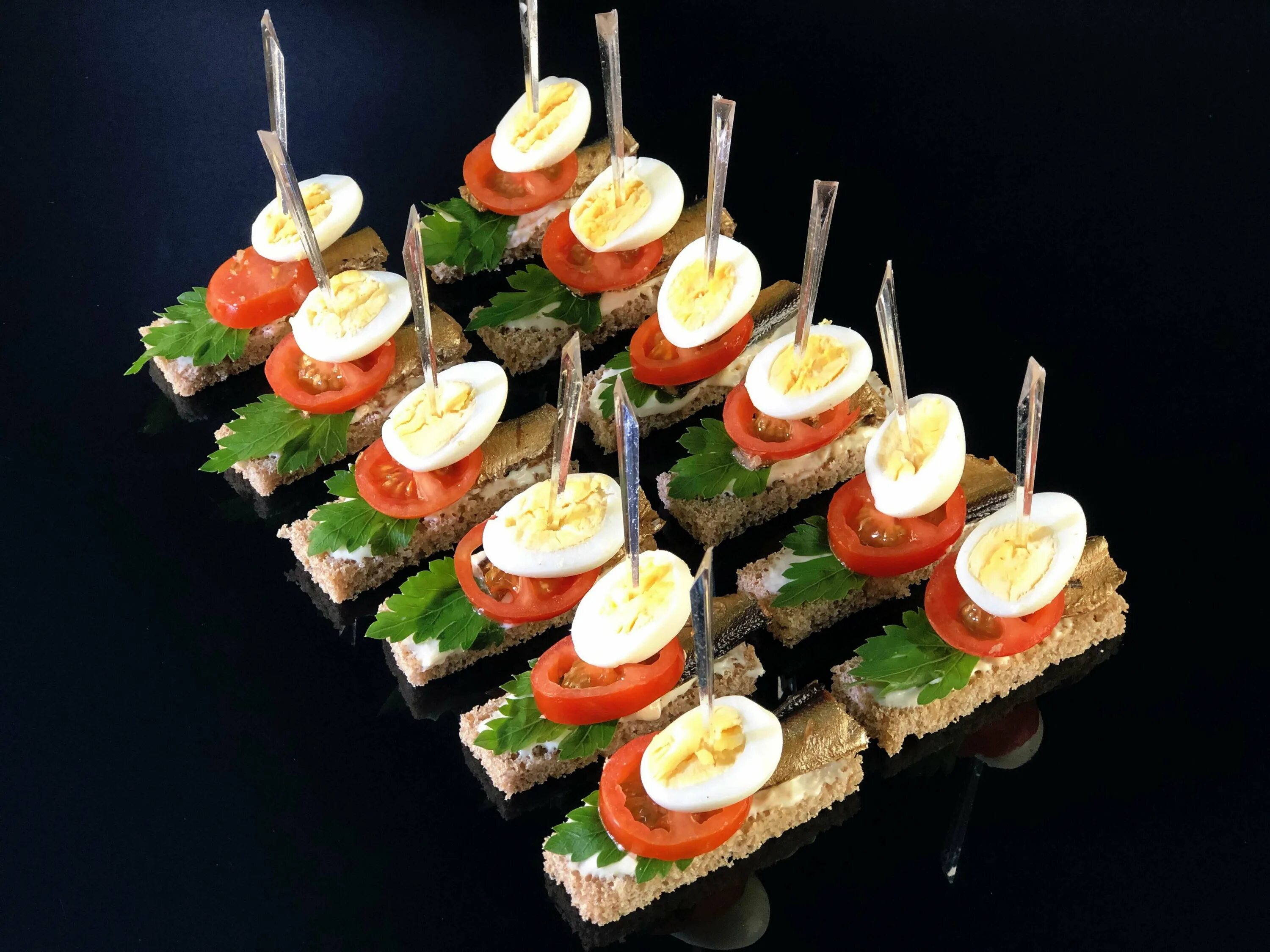 канапе с перепелиными яйцами на шпажках
