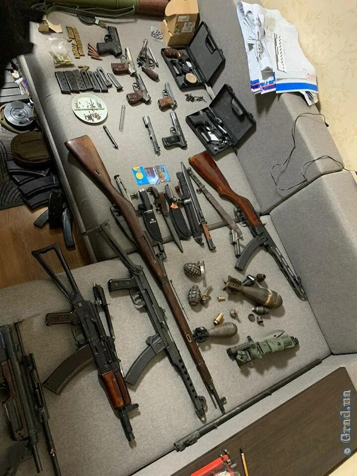 Футбольная команда арсенал. Целый арсенал это. Целый арсенал это. Человек с множеством оружия. Арсенал оружия.