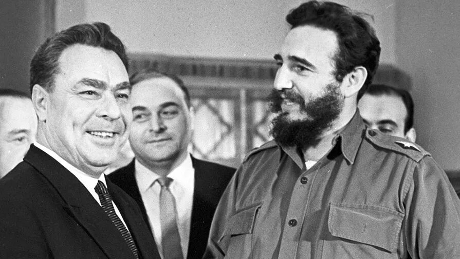 Поцелуй брежнева и фиделя кастро. Кубинский лидер ф. Че гевара и брежнев. Брежнев 1960. Брежнев и куба.