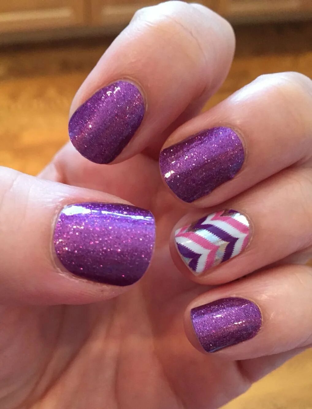 Сиреневый маникюр. Сиреневые ногти. Селена гомес маникюр. Фиолетовые ногти. Маникюр к фиолетовому платью.