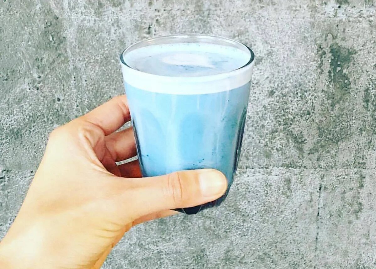 Почему молоко голубое. Голубая матча в стакане. Молоко с голубым оттенком. Голубое латте кофе. Молоко синеет.