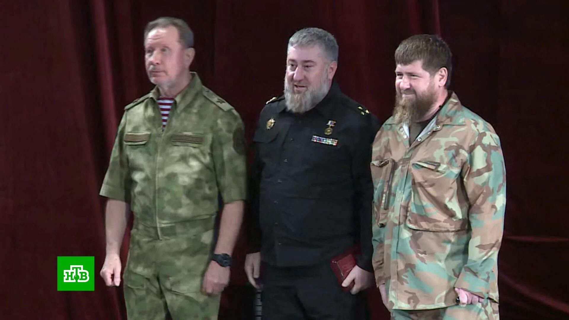 Золотовым кадыров. Адам султанович делимханов война. Золотов и кадыров. Золотов наградил рамзана кадырова. Награждение рамзана кадырова звездой герой чеченской республики.