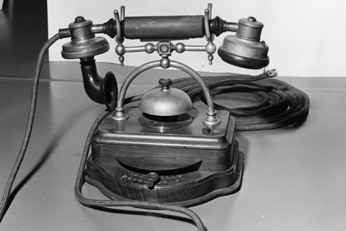 Телефонный аппарат Бойля 1896. Первый телефонный аппарат. Первый телефон.