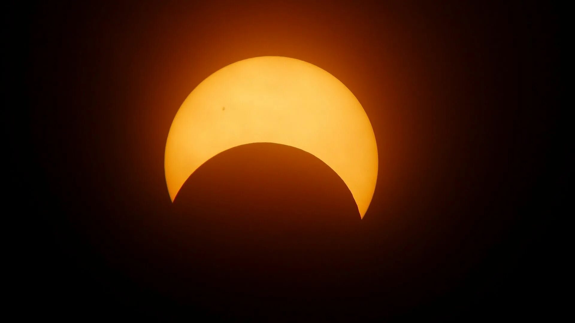 Солнечное затмение. Солнечное затмение 25 октября 2022 Новосибирск. Частое солнечное затмение. Частичное затмение солнца.