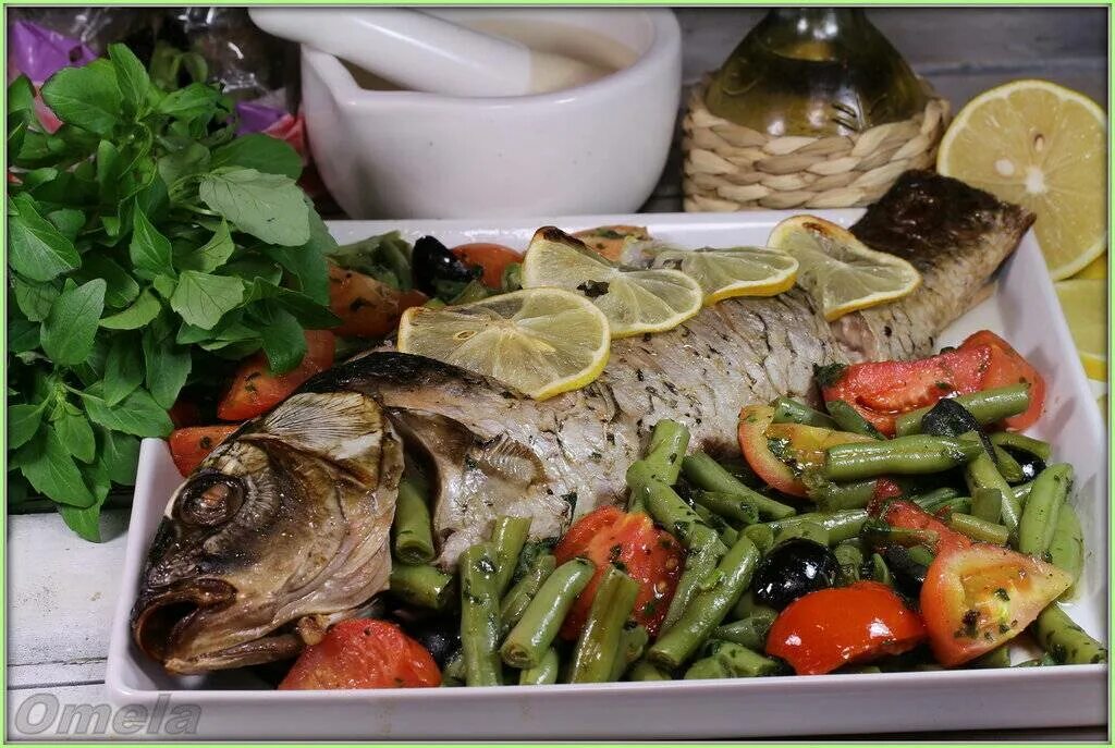 Рецепт карп с овощами. Сазан с овощами. запеченный карп. карп с овощами. морской карп блюда.