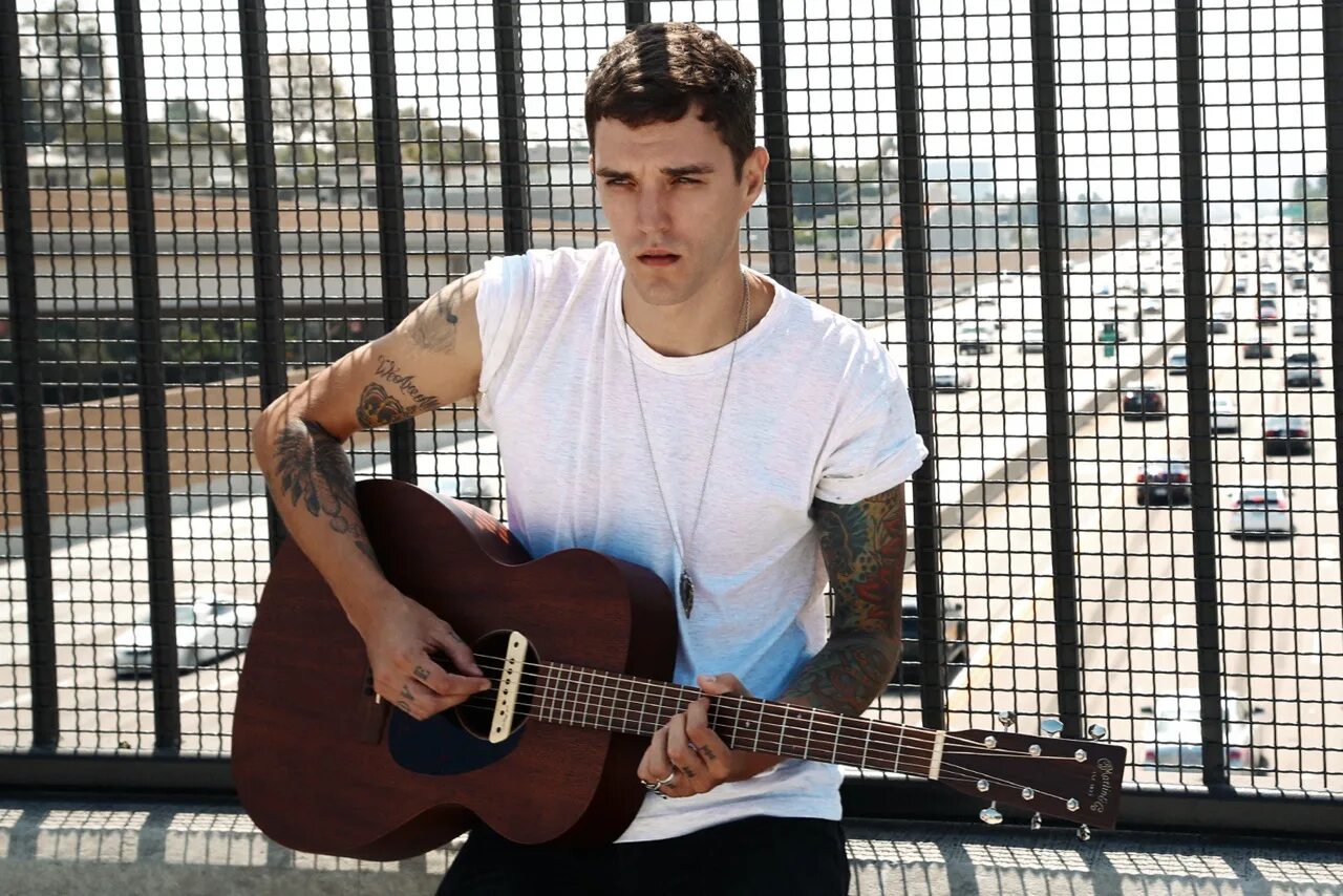 Easy josh. Easy josh. Джош хатчерсон. Джош хомм 2022. Джош хатчерсон 2010.