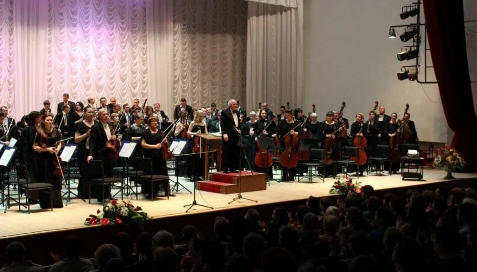 Филармония ростроповича дирижер. Филармонический концерт в уралмашзаводе. Нижегородский симфонический оркестр. Симфонический концерт нижний новгород. Филармония нижний новгород.