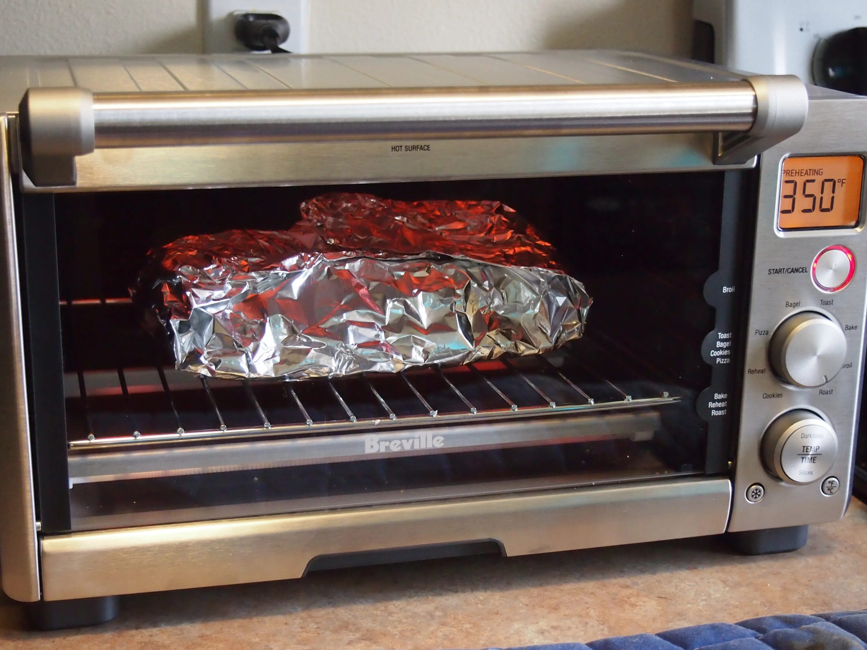 Тостер reheat 2022. Электрическая печь для мяса. Мясо в печке. Фольга для духовки.