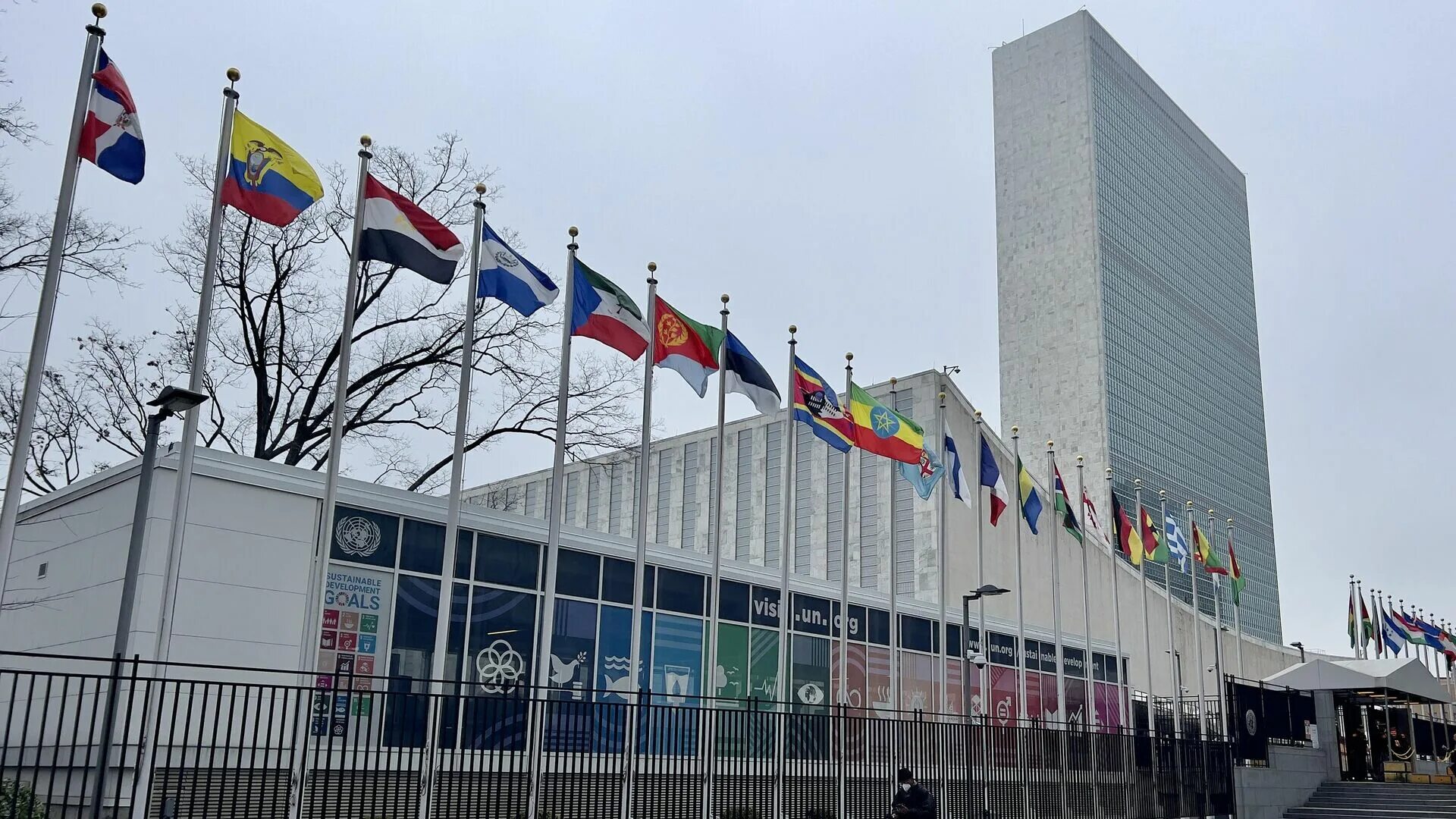 Город штаб оон. Штаб-квартира ООН В Нью-Йорке. Организация Объединённых наций штаб квартира. Здание ООН В Нью-Йорке. Штаб квартира ООН В Москве.