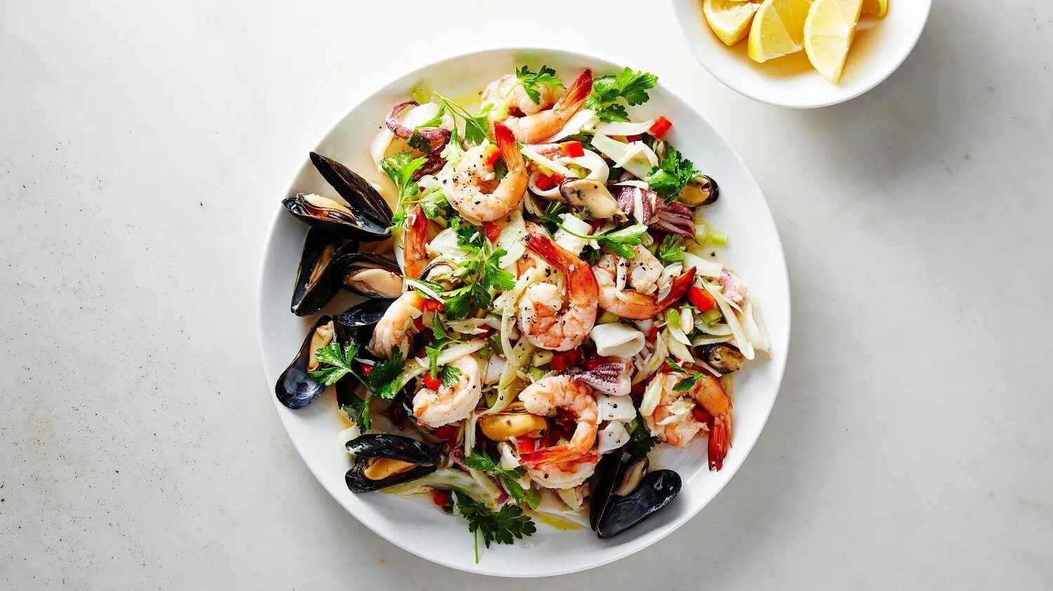 Салат с морепродуктами. Теплый салат с морепродуктами. Салат Средиземноморский с морепродуктами. Тарелка с морепродуктами.