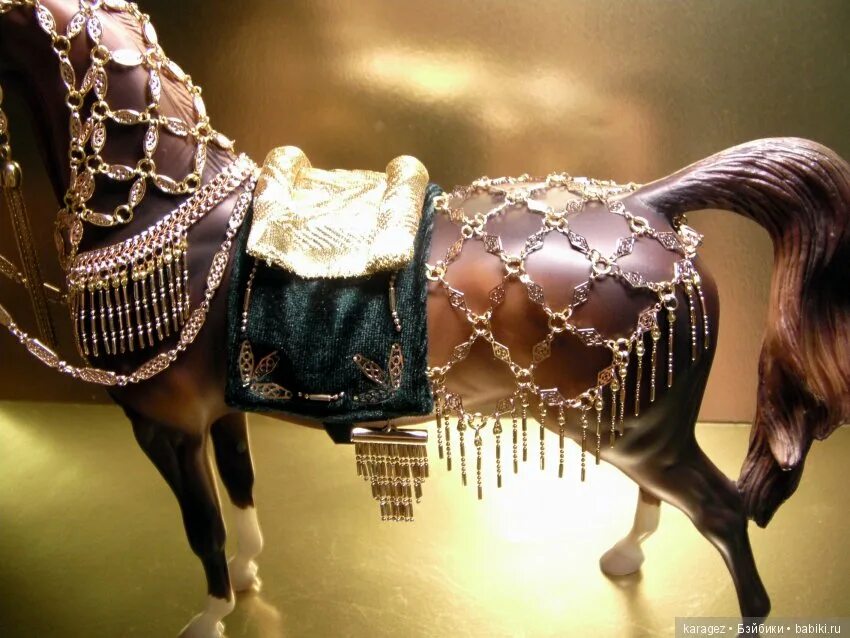 Карагез конь. Золотая сбруя. Карагёз конь. Сбруя из бисера. Конь Казбича.