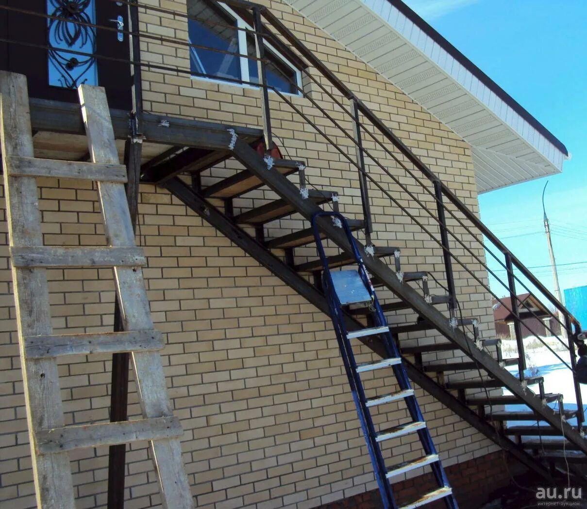 Уличная лестница второй. Наружная лестница. Лестница металлическая уличная. Лестница наружная металлическая на второй этаж. Наружные лестницы из металла.
