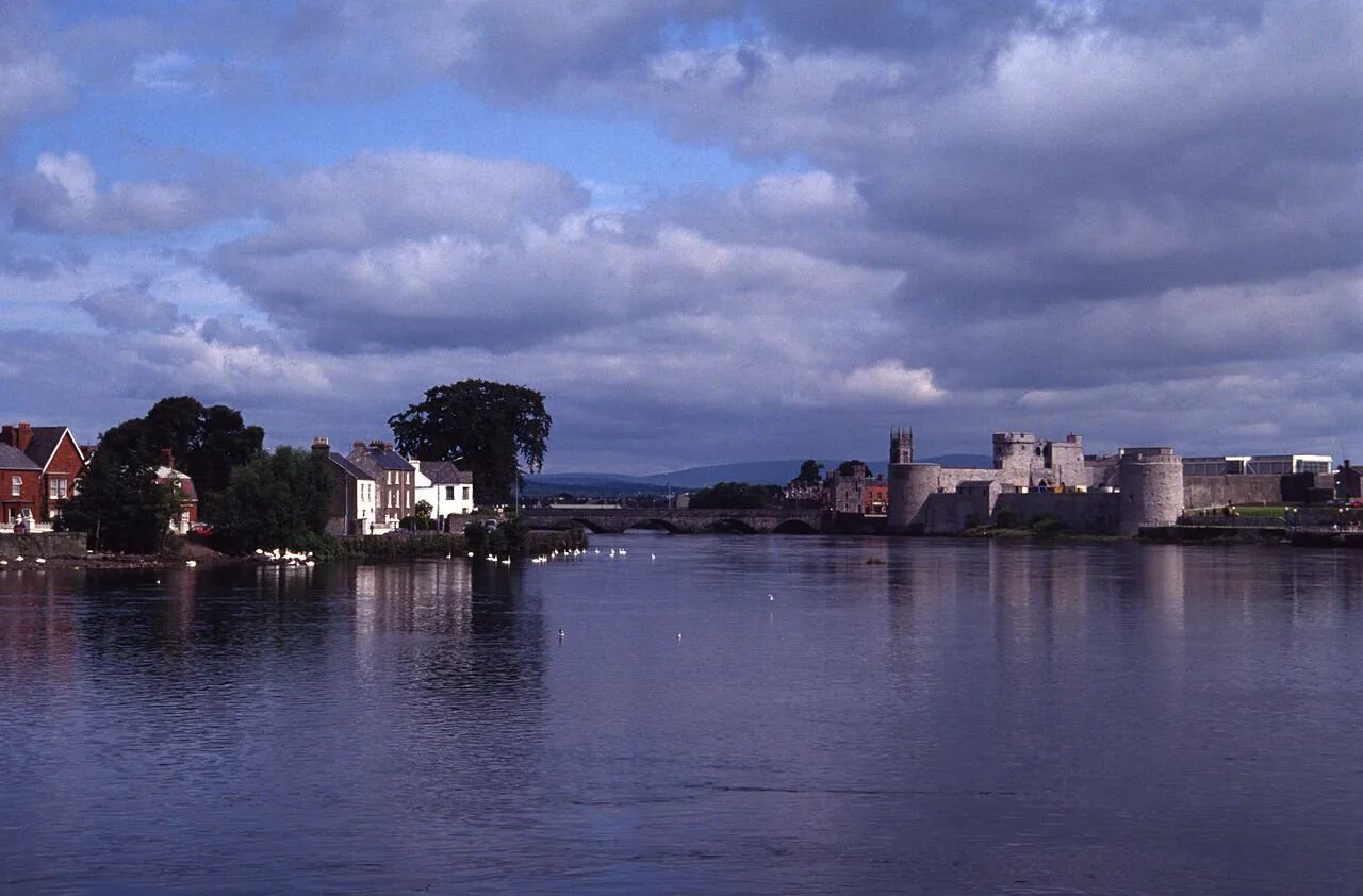 Лимерик город. Лимерик Ирландия. Лимерик Ирландия фото. Шаннон (река).