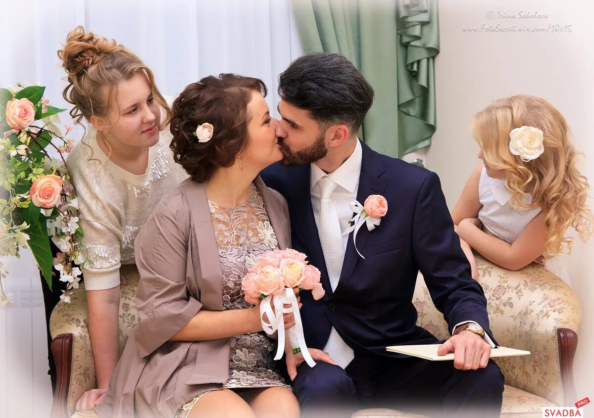 свадьба с двумя невестами и женихом. 2 жениха 1 девушка. 2 жениха 1 девушка. жених невеста и подружка невесты. невеста с двумя мужчинами.