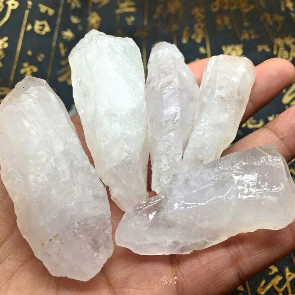 Белый кварц минерал горный. Rock-Crystal Quartz камень. Камень кварц солевой. Белый кварц камень. Слюда кремний