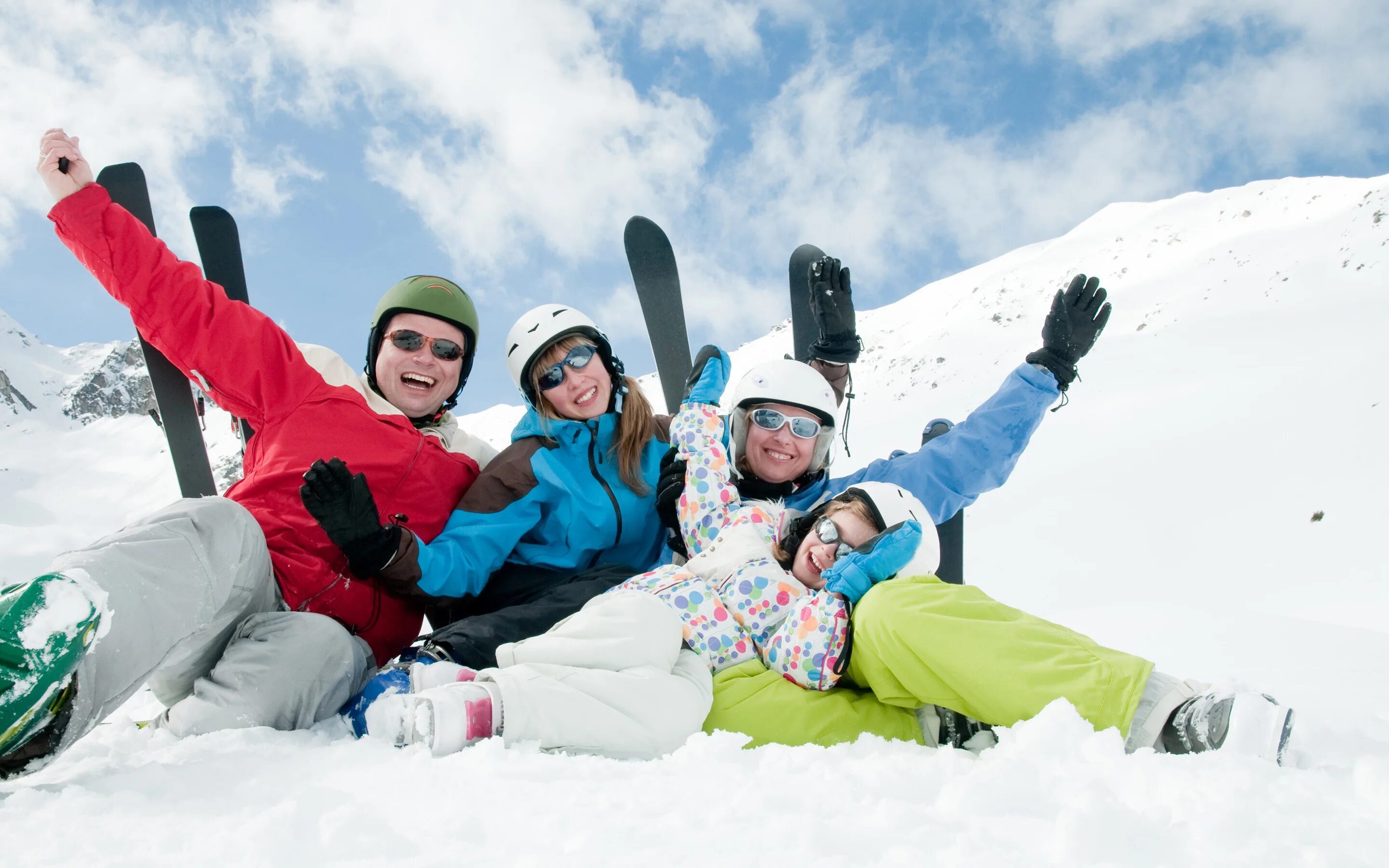 Поездка на горнолыжный курорт. Зимние развлечения. Активная семья зимой. Горнолыжка семья. Люди на горнолыжном курорте.