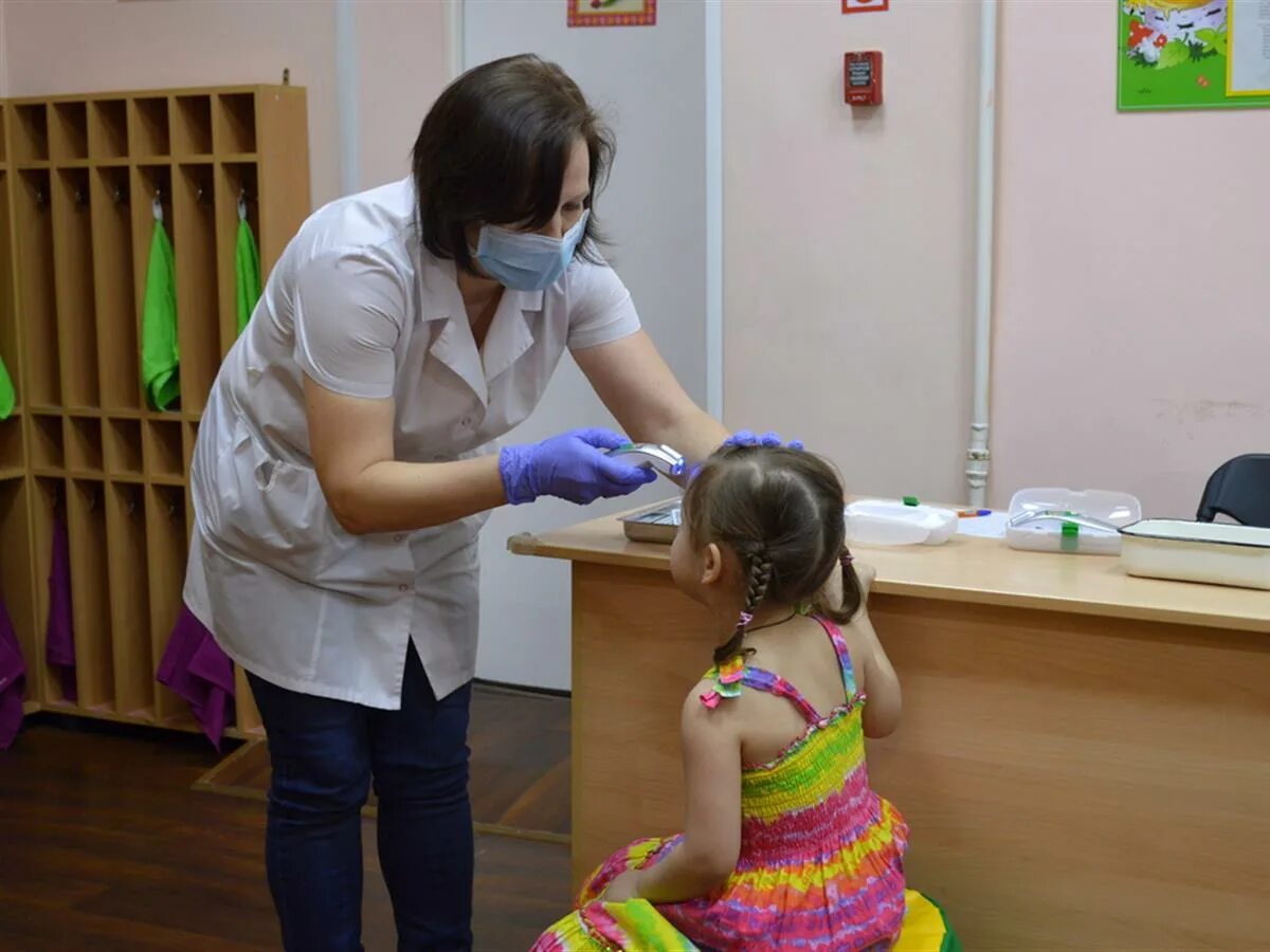 Утренний фильтр в детском. Медицинские маски в детском саду для детей и воспитателей. Карантин в детском саду. Карантин в детских садах. Термометрия детей в детском саду