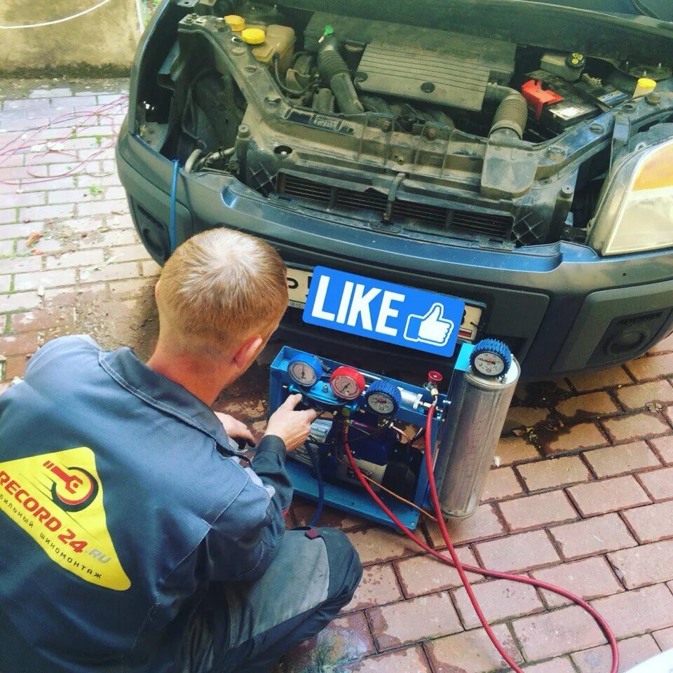 Заправка кондиционера в автомобиле. Заправить кондиционер в машине. Стенд для заправки кондиционеров автомобилей. Кондиционер заправочное место. Сколько стоит заправить кондиционер в машине