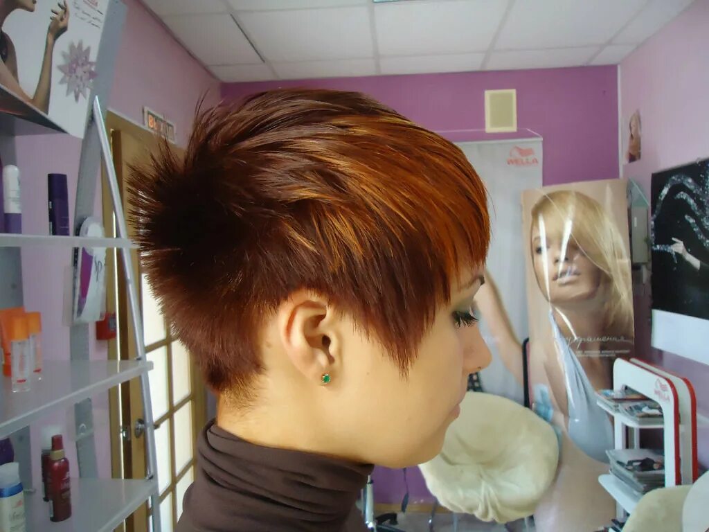 стрижка боб гарсон для женщин за 40. женщина хозяйка салона красоты. стрижка в москве недорого. стрижки от стилистов. топган барбер стрижки.