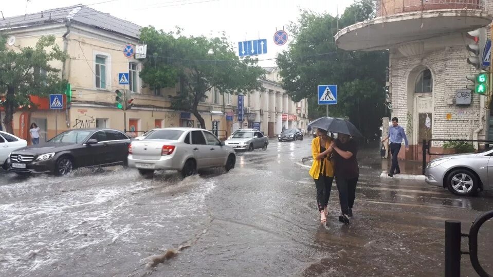 Реальное время в астрахани. Потоп в Астрахани. Ливень в Астрахани. Ливень в Астрахани сегодня. Сильный ливневый дождь в Астрахани.