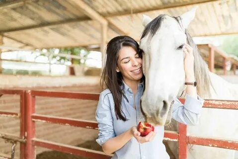 Mujer teniendo relacion con caballo