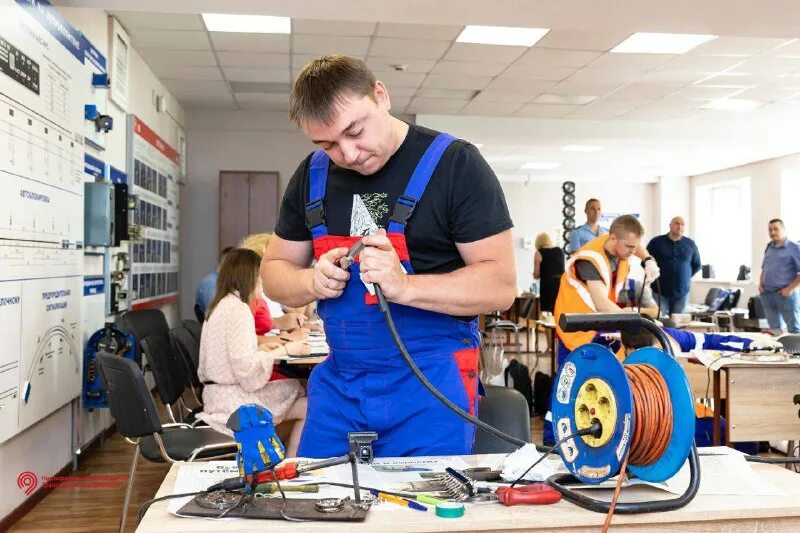 Профессия электромеханик. По электромеханика г ржев. Электромонтер линейных сооружений телефонной связи и радиофикации. Охрана труда для электромехаников по лифтам. Электромеханик владивосток работа.