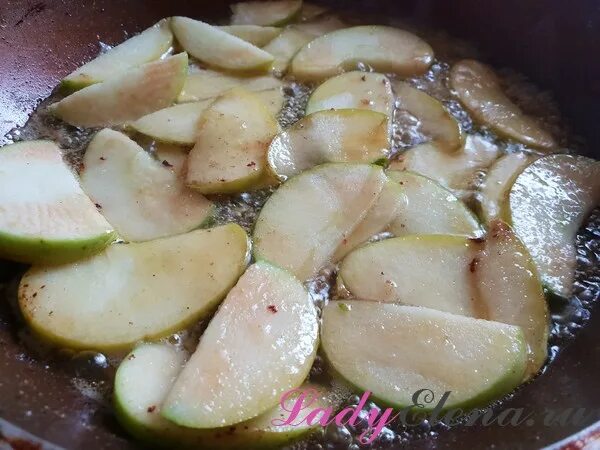 Печень с яблоками и луком в духовке.