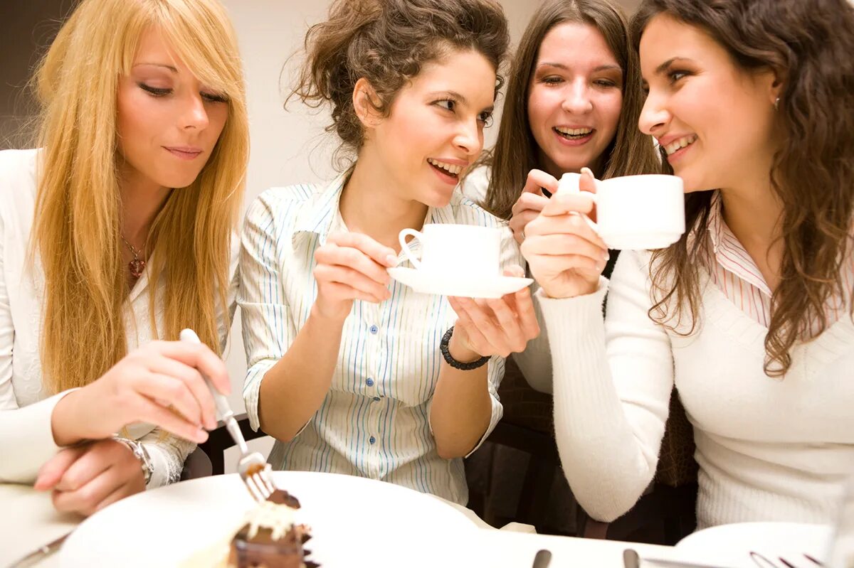 девушка много общается с другом. девушка много общается с другом. девушка много общается с другом. девушка много общается с другом. подруги болтают.