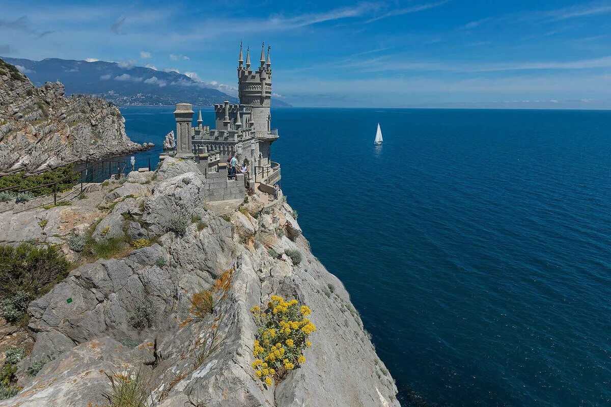 Ласточкино гнездо Хабаровск. Ялта Ласточкино гнездо с моря. Черное море Крым Ласточкино гнездо. Ласточкино гнездо туристы.